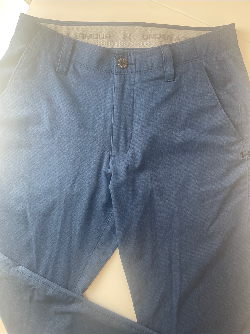 Under Armour Men’s Golf Pants 32 waist, 28” length. Breathable fabric!